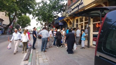 Bursa'da İftar Saati Pide Kuyruğu
