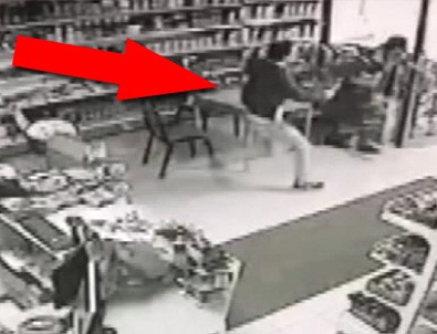 Deprem anındaki panik kameraya yansıdı