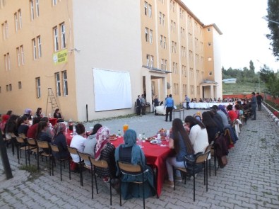 Lise Öğrencilerine İftar Yemeği