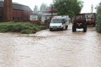 Sağanak Yağış Sivas-Kayseri Karayolunu Trafiğe Kapattı