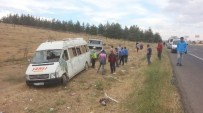 YOLCU MİNİBÜSÜ - Yolcu Minibüsü Yoldan Çıktı Açıklaması 12 Yaralı