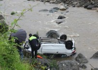 ÇAYKENT - Yoldan Çıkan Otomobil Dereye Uçtu