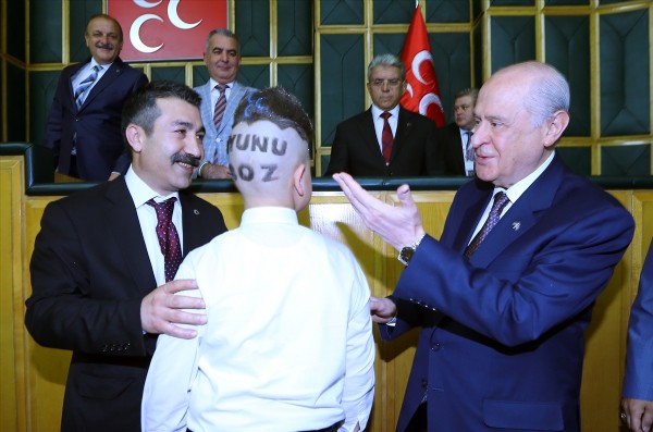 Bahçeli'ye destek için saçlarını kazıttı
