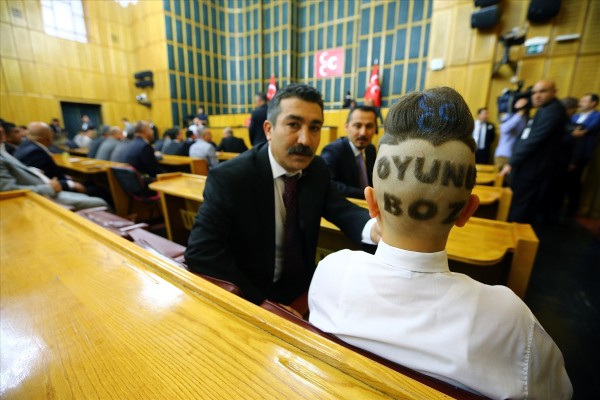 Bahçeli'ye destek için saçlarını kazıttı