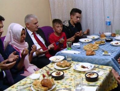 Başbakan Yıldırım iftarını gecekonduda açtı!