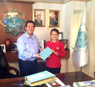 Başkan Yazgı'dan, Mektup Birincisi Sevdenur'a Tablet Ödülü