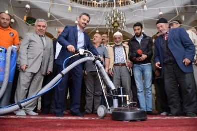 Çorum Belediyesi'nden Cami Temizliği