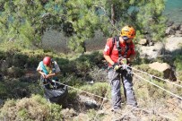 FETHİYE KAYMAKAMI - Fethiye'de Hükümlüler Ve AKUT'tan Çevre Temizliği