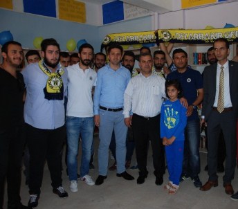 Genç Fenerbahçeliler'den Kocaköy'e Kitap Yardımı