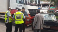 Kamyon İle Otomobil Çarpıştı Açıklaması 2 Yaralı