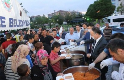 Kırıkkale'de Vali Ve Belediye Başkanı Yemek Dağıttı
