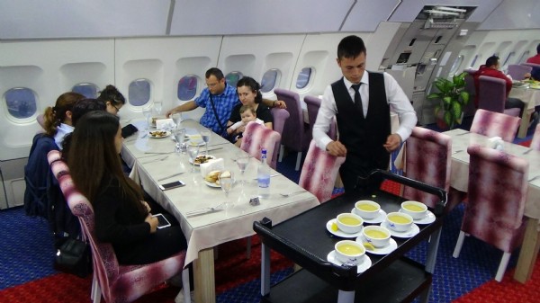 Uçakta iftar ilgi çekiyor