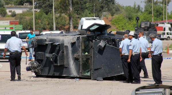 Zırhlı polis aracı devrildi: 3 polis yaralı