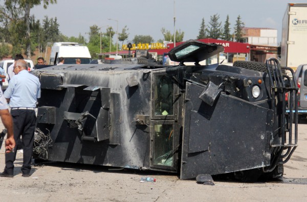 Zırhlı polis aracı devrildi: 3 polis yaralı