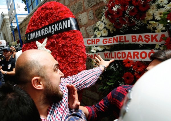 Şehit cenazesinde Kılıçdaroğlu'nun çelengi parçalandı