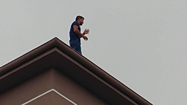 Çatıya çıkarak intihar girişiminde bulundu