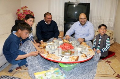 Başkan Orhan'dan Sürpriz İftar Ziyareti…