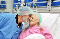 Hastane Koridorları Böyle Bir Aşk Görmedi