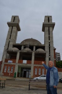 Mimarisi Nedeniyle Kiliseye Benzetilen Camiye Yardım Toplayamayınca Çareyi Cami İnşaatını Diyanet'e Devretmekte Buldular