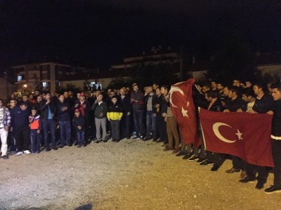 Şehidin evinin önünde teröre lanet yağdı