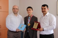 RAMAZAN ŞAHIN - Şiir Yarışmasında Birinci Oldu En İyi Okullardan Teklif Yağdı