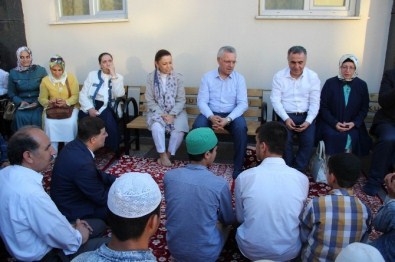 AK Parti Genel Başkan Yardımcıları Kur'an Kursundaki Öğrencileri Ziyaret Etti