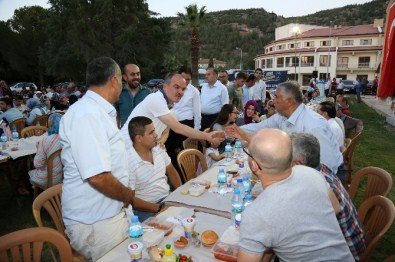 Başkan Gürlesin Karahayıt'ta Vatandaşlarla İftarda Buluştu