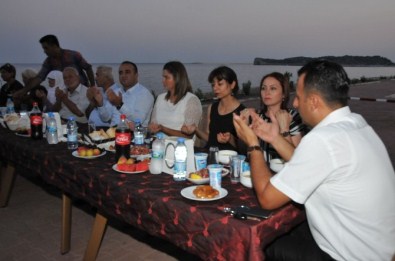 Demre Kaymakamlığı'ndan Anlamlı İftar Yemeği