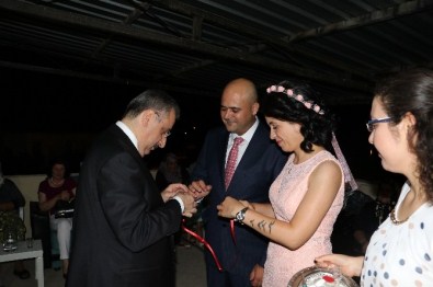 Genç Çiftin Yüzüklerini Halil Memiş Taktı