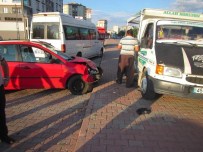 Zincirleme Trafik Kazasında 3 Araç Birbirine Girdi