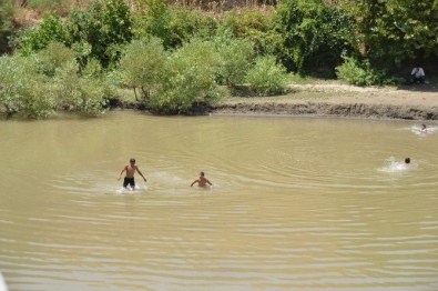 Siirtli Gençler Kezer Çayı'nda Serinliyor