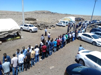 Tokalaşmak İçin Uzun Kuyruklar Oluştudular