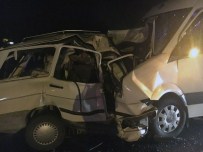 Tur Minibüsü İle Otomobil Çarpıştı Açıklaması 1 Ölü