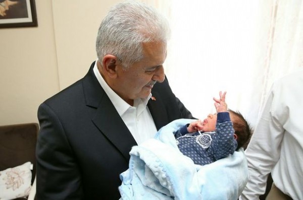 Başbakan'dan sürpriz bebek ziyareti