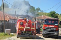 SAMANLıK - Evleri Ve Samanlıkları Kül Eden Yangında 6 İnek Telef Oldu