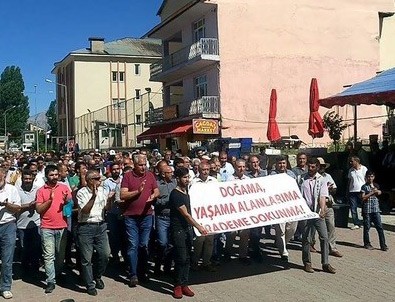 Askeri barikatlar HDP'liler tarafından protesto edildi
