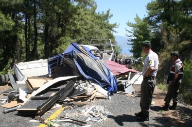 Kamyonet Karayoluna Uçtu Açıklaması 1 Ölü, 3 Yaralı