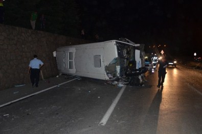 Kocaeli'de Midibüs Devrildi Açıklaması 3 Yaralı