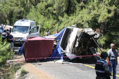 Mobilya Yüklü Kamyonet Karayoluna Uçtu