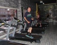 (Özel) Geri Geri Yürüyen Adam Şampiyon Olmak İstiyor