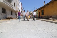 KALDIRIM ÇALIŞMASI - Turgutlu'nun Sokakları Parke Taşlarıyla Yenileniyor