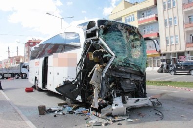 Yozgat'ta Otobüs Park Halindeki TIR'a Çarptı Açıklaması 1 Ölü, 1 Yaralı
