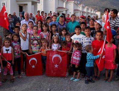 Türk bayraklarıyla sokağa döküldüler!