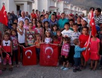 Türk bayraklarıyla sokağa döküldüler!