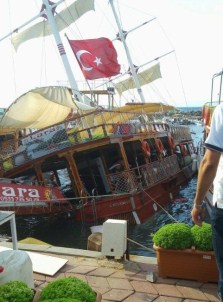 Güzelçamlı'da Gezi Teknesi Kayalıklara Çarptı