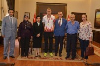 SONER ZEYBEK - Milli Sporcudan Altın Madalya