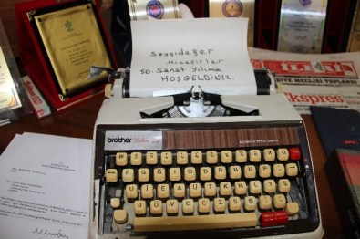 Evinin salonunu sergi salonuna çevirdi