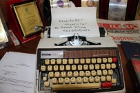 Evinin salonunu sergi salonuna çevirdi