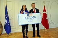 ÜSKÜDAR BELEDİYESİ - Üsküdar Belediyesi, Avrupa Üçüncüsüne 35 Bin Lira Çek Hediye Etti