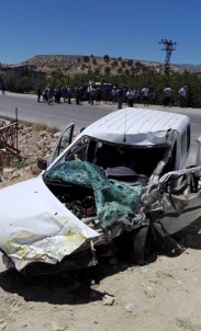 Yolcu Minibüsü İle Kamyonet Çarpıştı Açıklaması 5 Yaralı